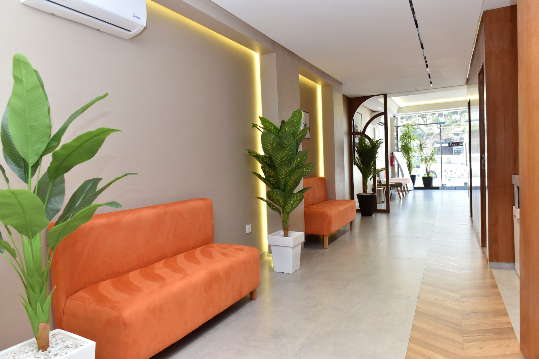 Espace d'accueil du laboratoire G Lab Anfa avec fauteuils orange