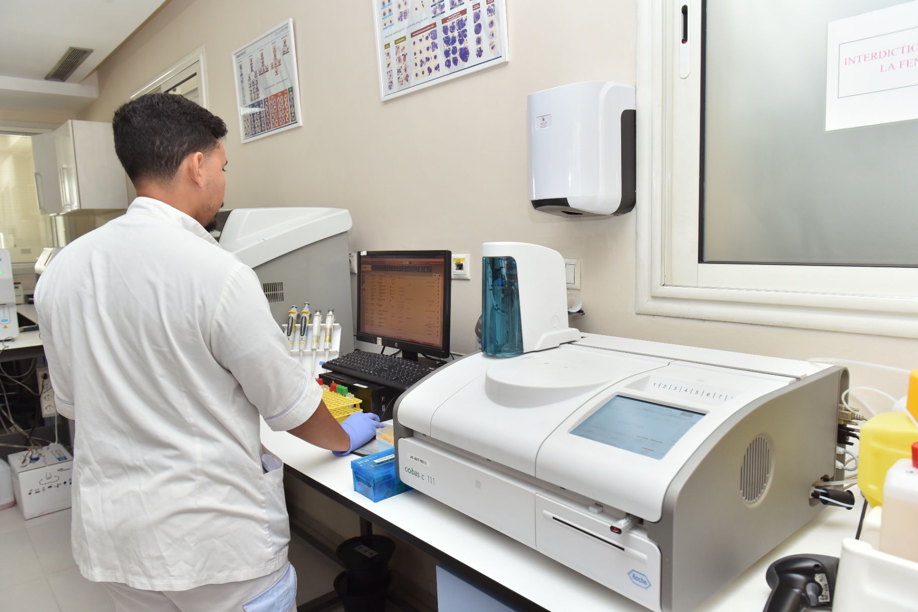 Analyseur de biochimie Cobas C111 pour bilans hormonaux à G Lab