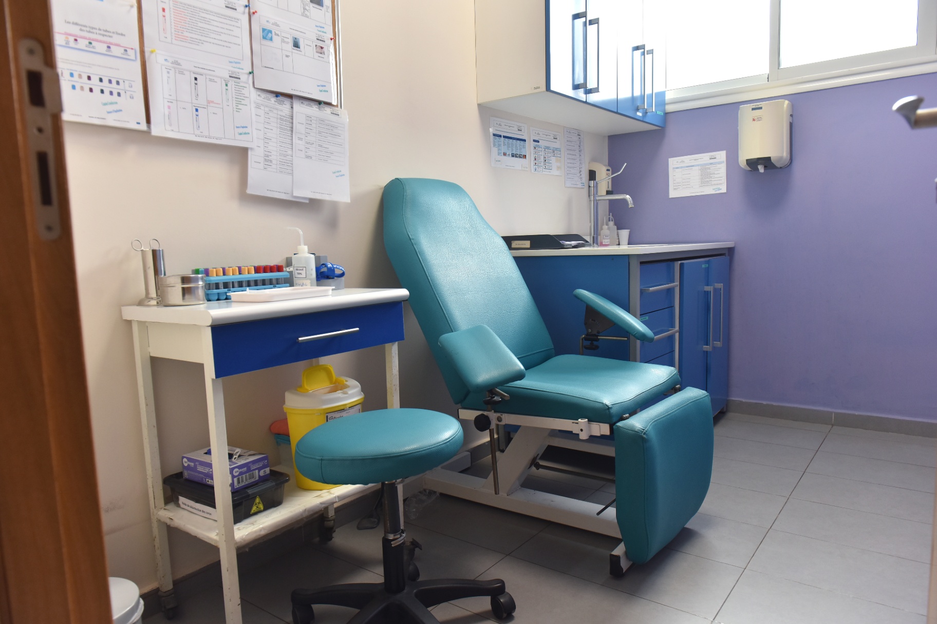 Salle de prélèvement de G Lab avec fauteuil turquoise
