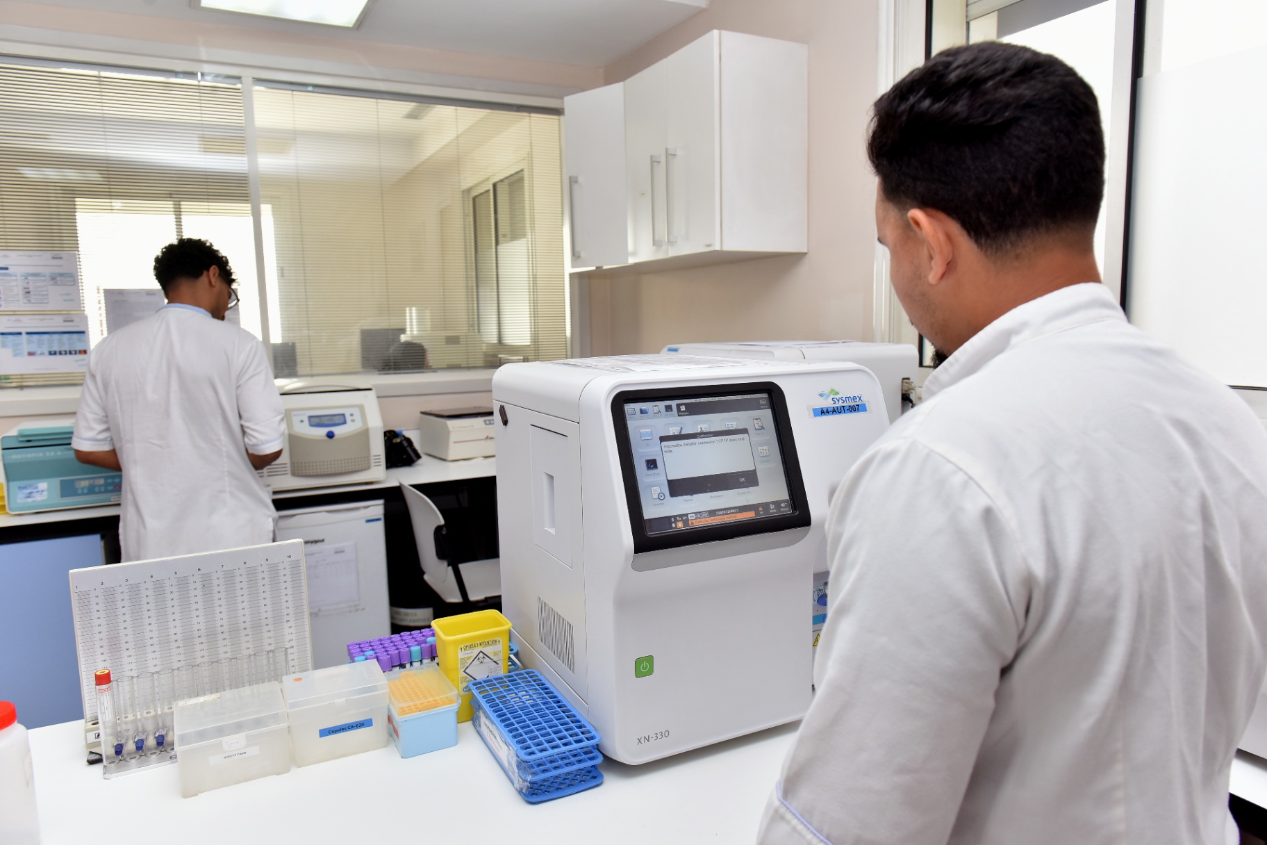 Analyseur hématologique Sysmex XN-330 utilisé pour les bilans sanguins à G Lab